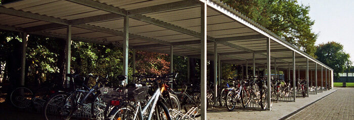 23c Ein Bild des Fahrradständers der Schule