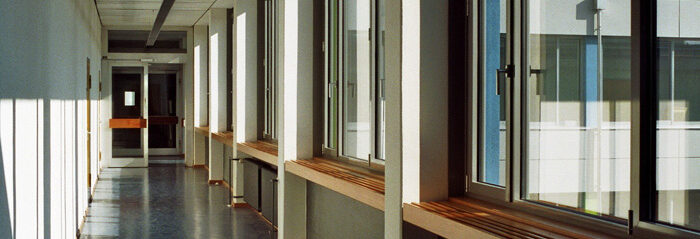 gebaeude12 Ein Bild eines Ganges der Schule