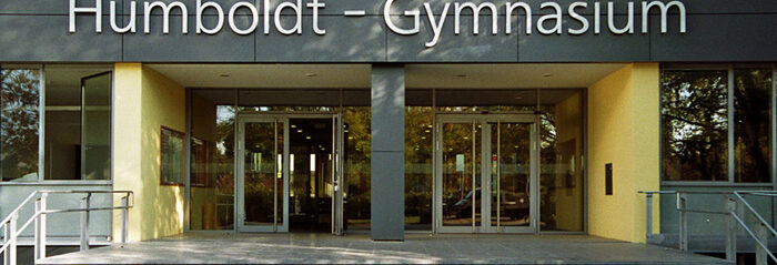 gebaeude4 Ein Bild des Haupteingangs der Schule