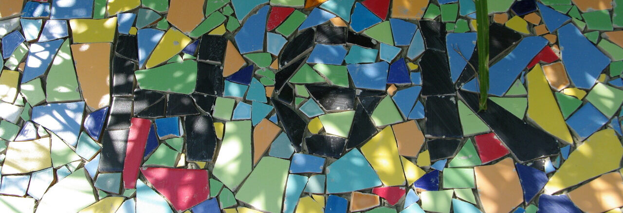 schulhof Ein Bild, dass ein Mosaik zeigt, welches die Buchstaben H, G und K abbildet.